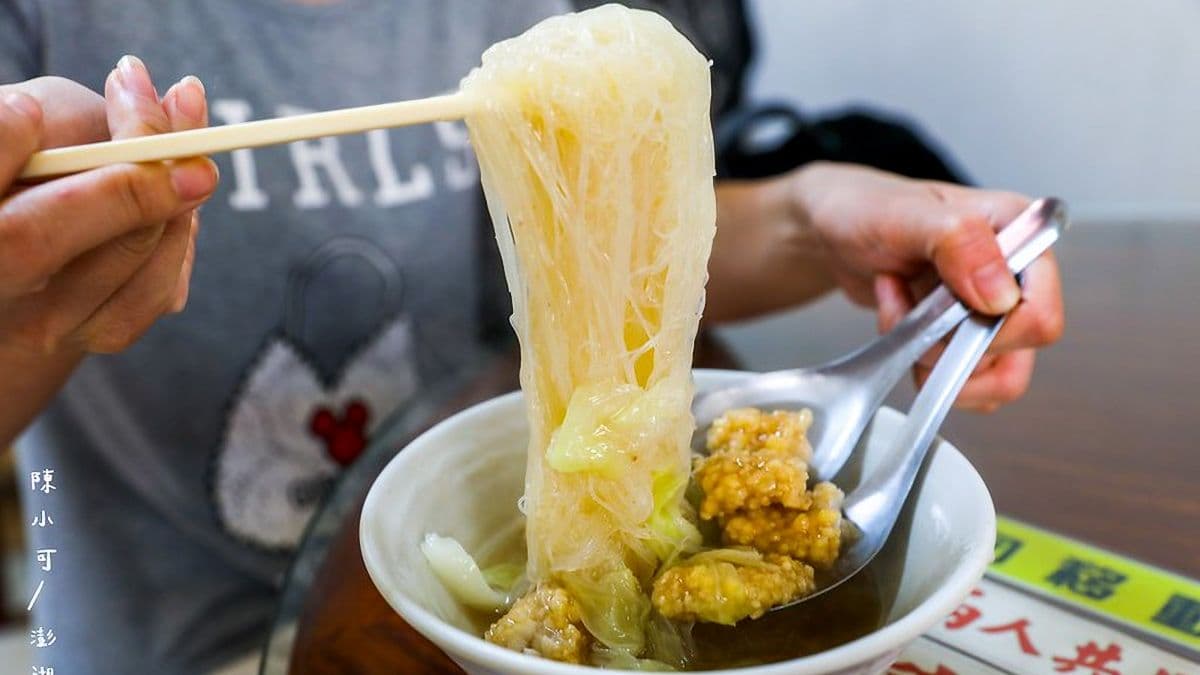 口感細緻的米粉吸附著湯汁，會一口接一口一下子就吃完了。（圖片來源：陳小可的吃喝玩樂）