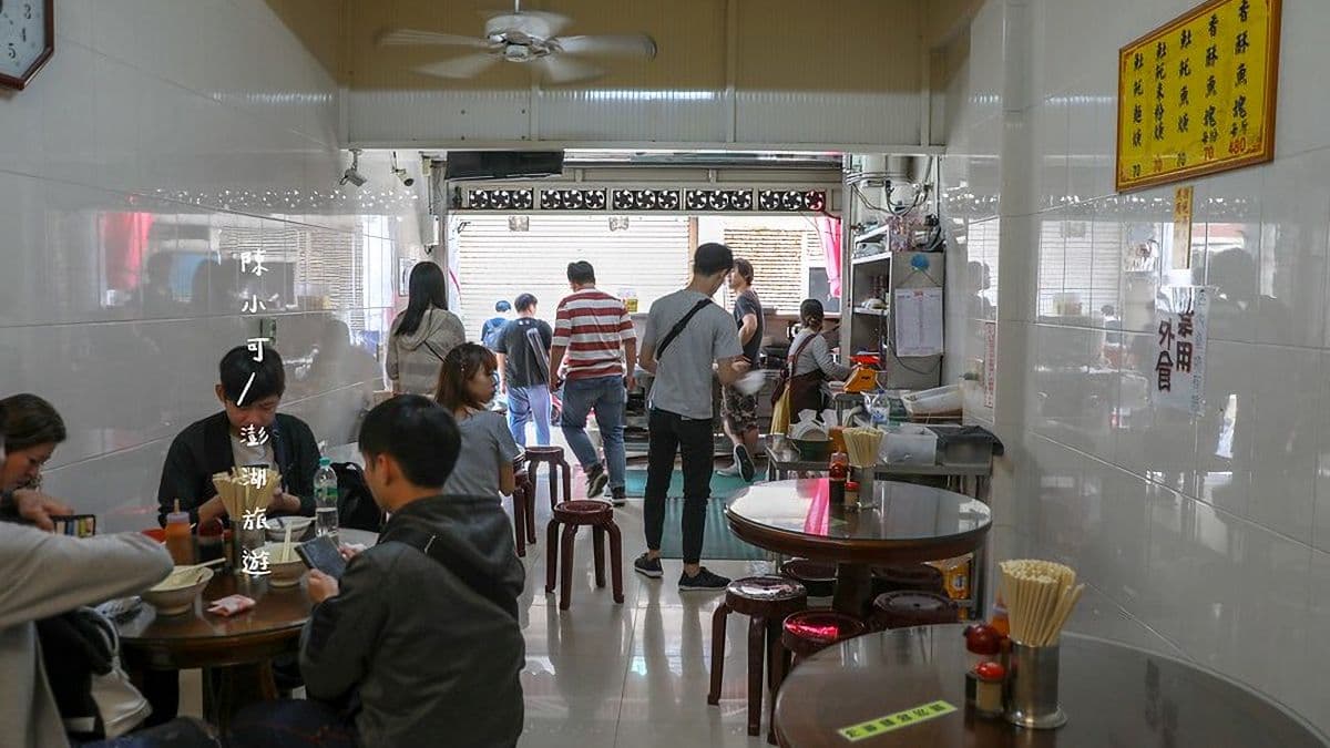 避開早餐尖峰時間，還是有不少觀光客。（圖片來源：陳小可的吃喝玩樂）