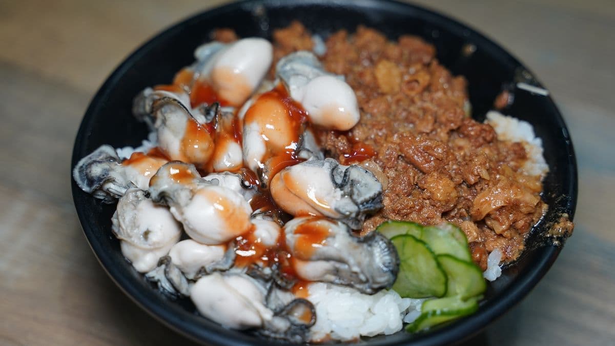 網友大推的必吃就是這碗鮮蚵滷肉飯，舖了滿滿的大顆鮮蚵，吃起來非常過癮。（圖片來源：東蛙池塘）