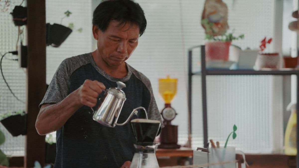 老闆專注的神情讓人更期待咖啡的美味。（圖片來源：土土旅食記趣）