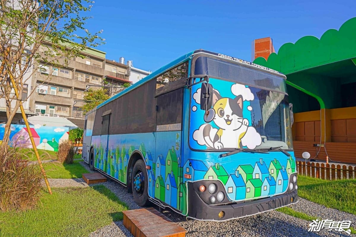 最新開幕「免費親子樂園」！打卡３公尺爬牆大貓、三隻小豬，夜晚點燈更吸睛