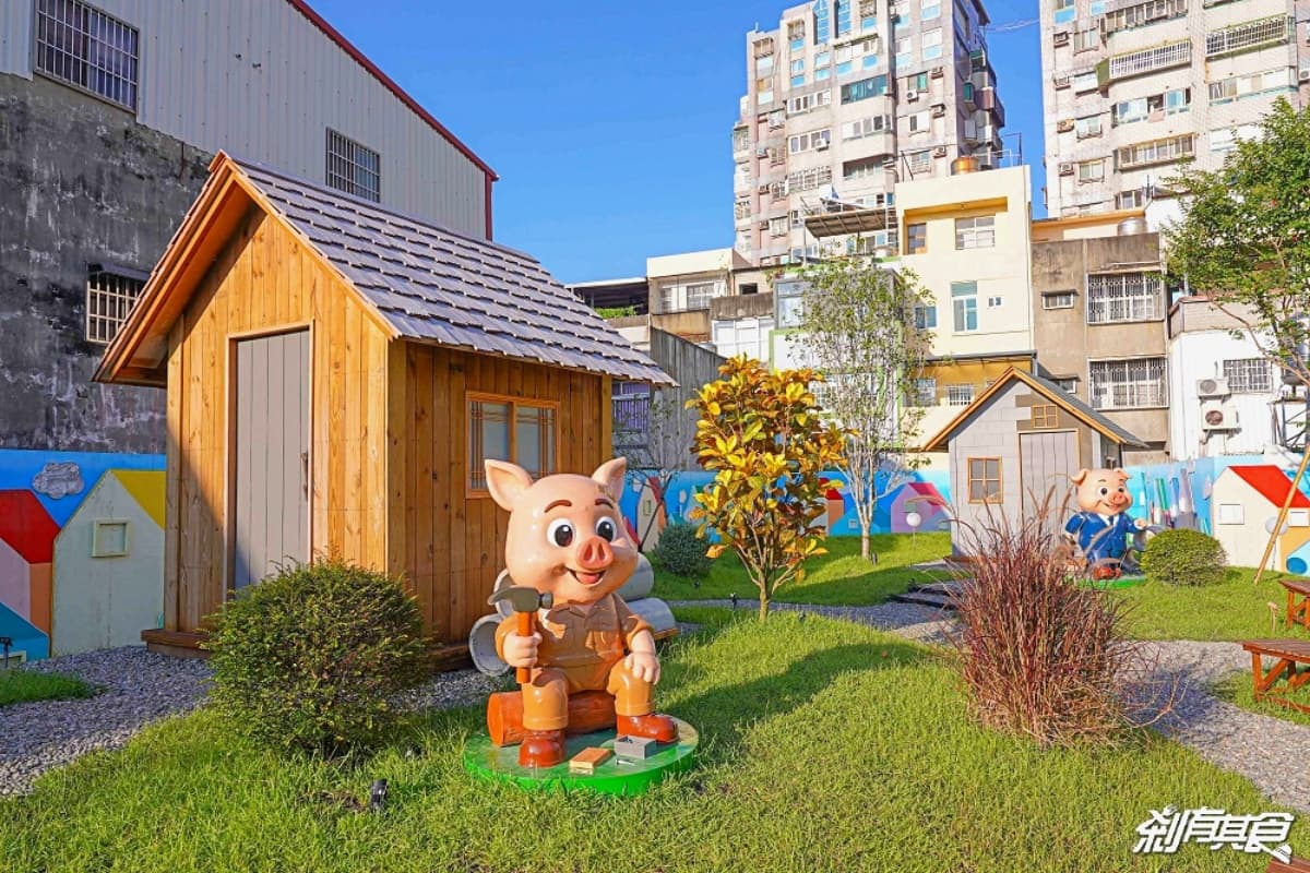 最新開幕「免費親子樂園」！打卡３公尺爬牆大貓、三隻小豬，夜晚點燈更吸睛