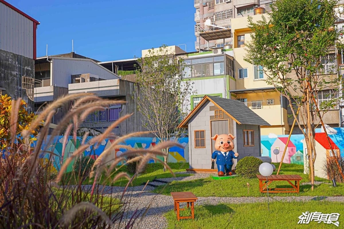 最新開幕「免費親子樂園」！打卡３公尺爬牆大貓、三隻小豬，夜晚點燈更吸睛