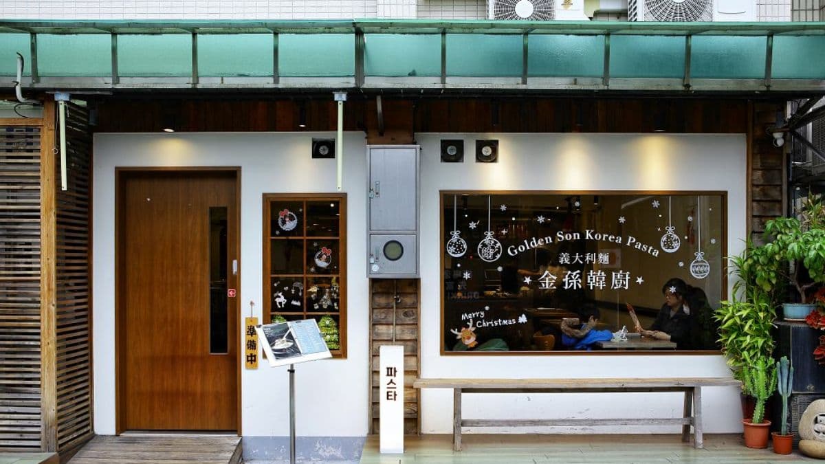 外觀窗景搭配木棧板揉合韓風和文青風格。（圖片來源：可大王愛旅行）