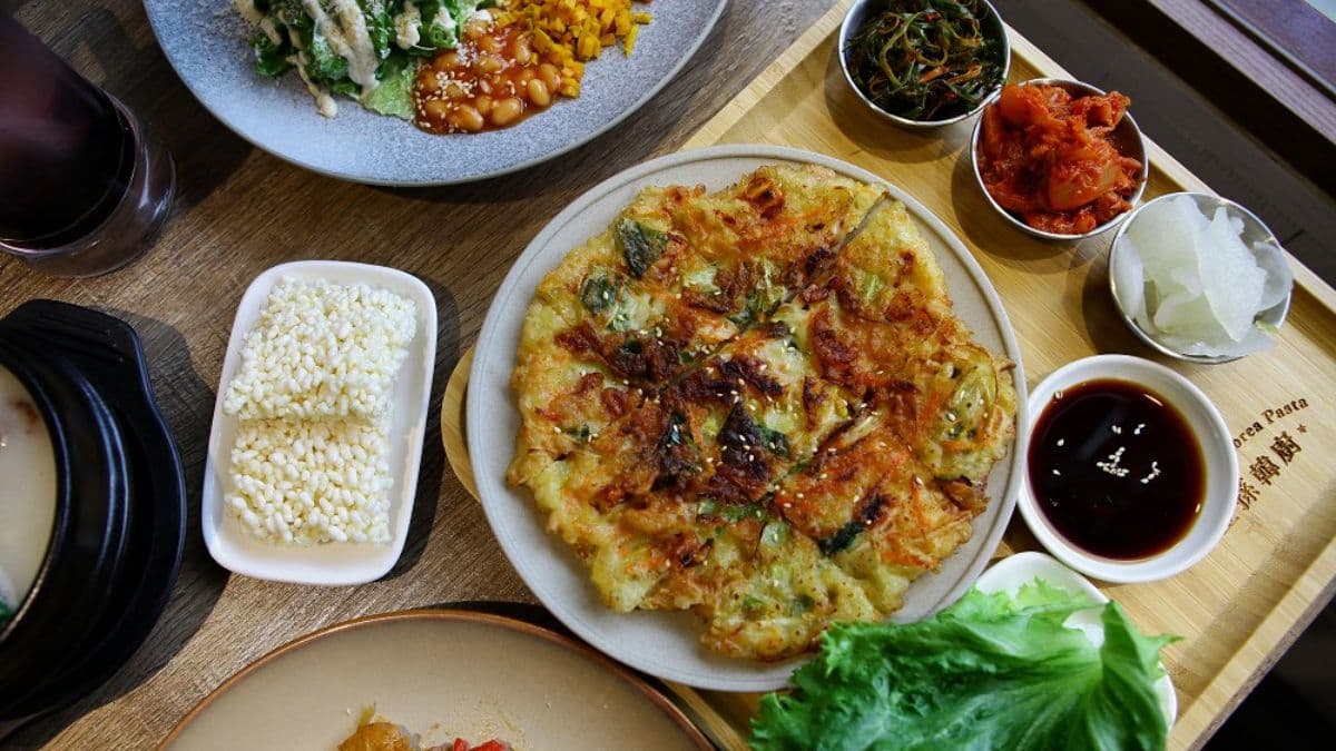 海鮮煎餅外皮酥脆，滿滿海鮮香氣。（圖片來源：可大王愛旅行）