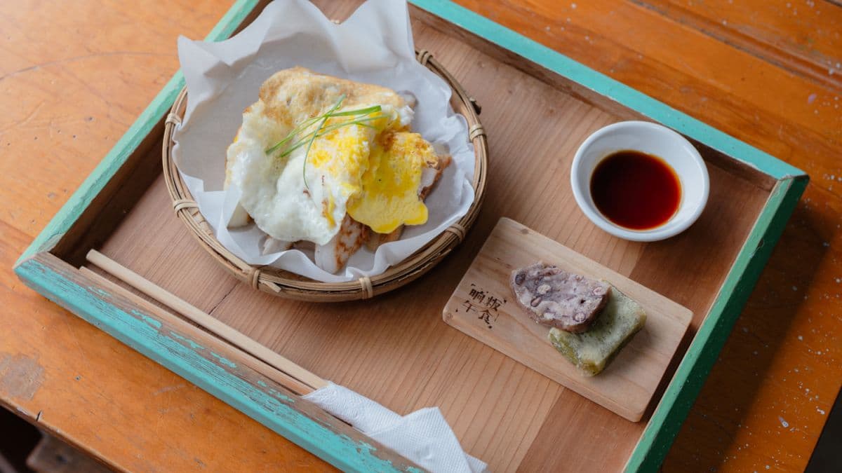 綜合水粄是原味、花生、芋頭的搭上一顆雞蛋。（圖片來源：大妹食旅日常）
