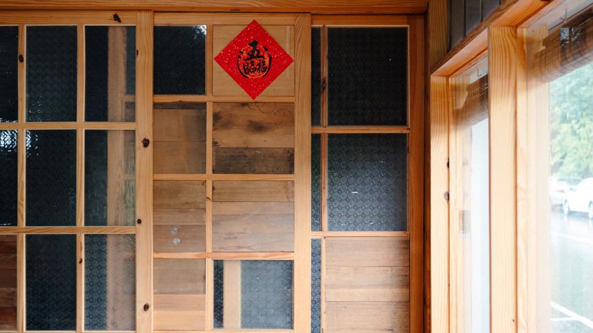 店內設計以木頭為主。（圖片來源：大妹食旅日常）