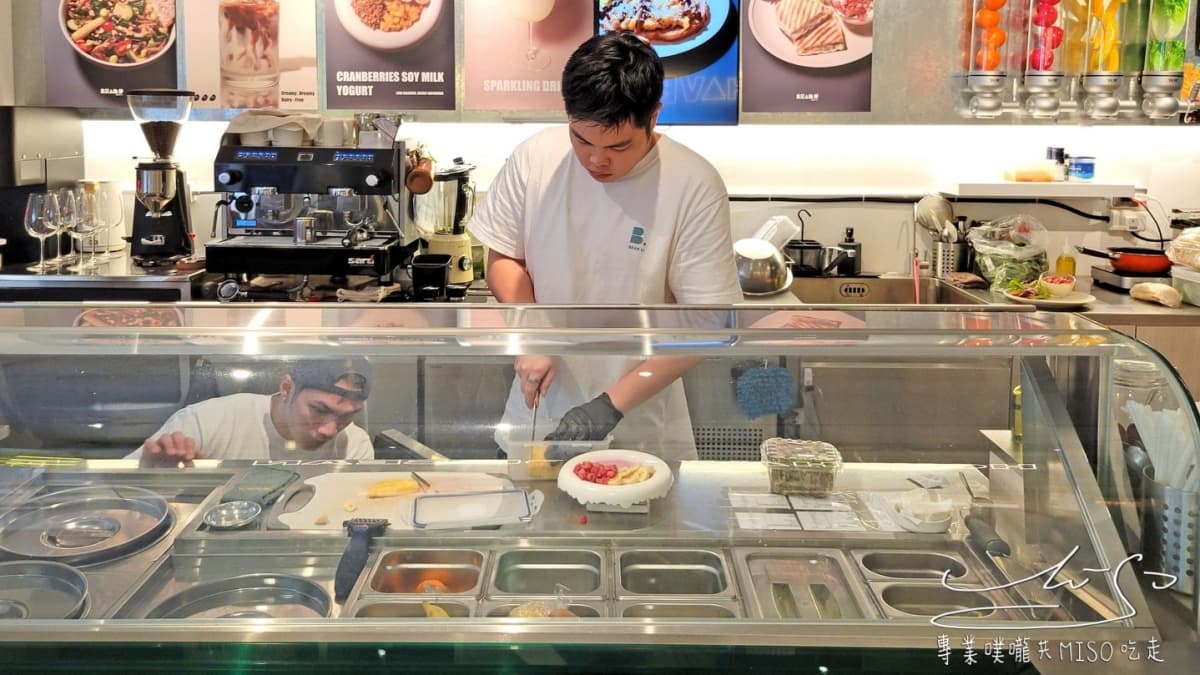 餐點皆為植物性，豆奶優格碗、沙拉碗、帕尼尼、三明治。（圖片來源：專業噗嚨共Miso吃走）