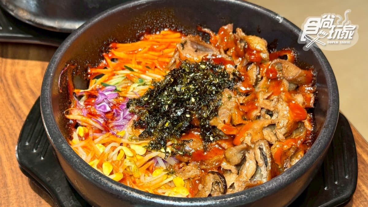 「石鍋拌飯」搭配豐富的蔬菜和韓式調味，翻攪後的鍋巴香氣四溢。