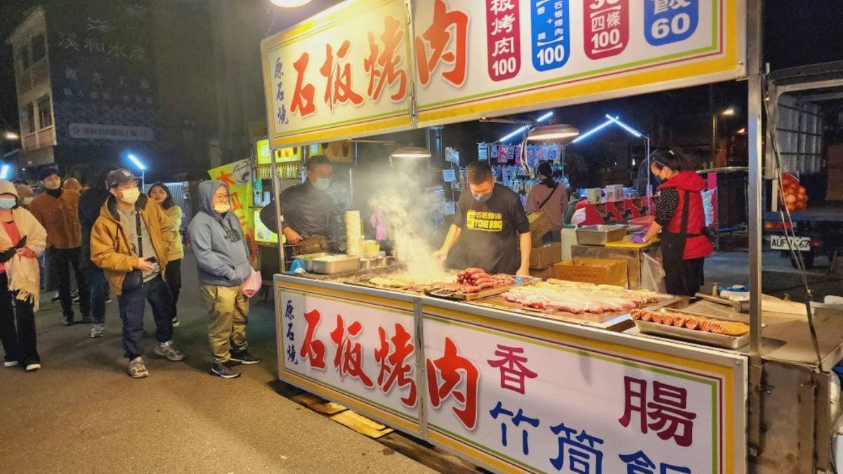 原石燒石板烤肉生意很好，香腸、石板烤肉都很不錯。（圖片來源：Yuki‘s Life）