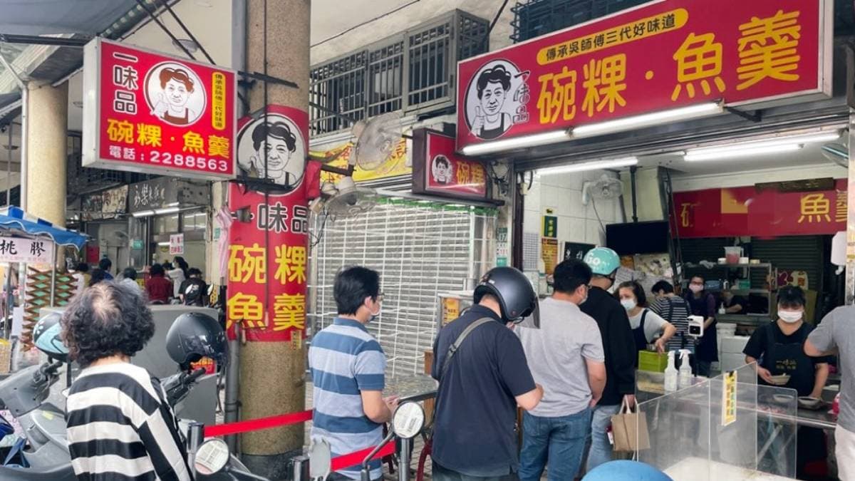 深咖啡色的碗粿吃起來Q彈，淋上蒜末及少許辣椒醬更有層次。（圖片來源：熱血玩台南。跳躍新世界）