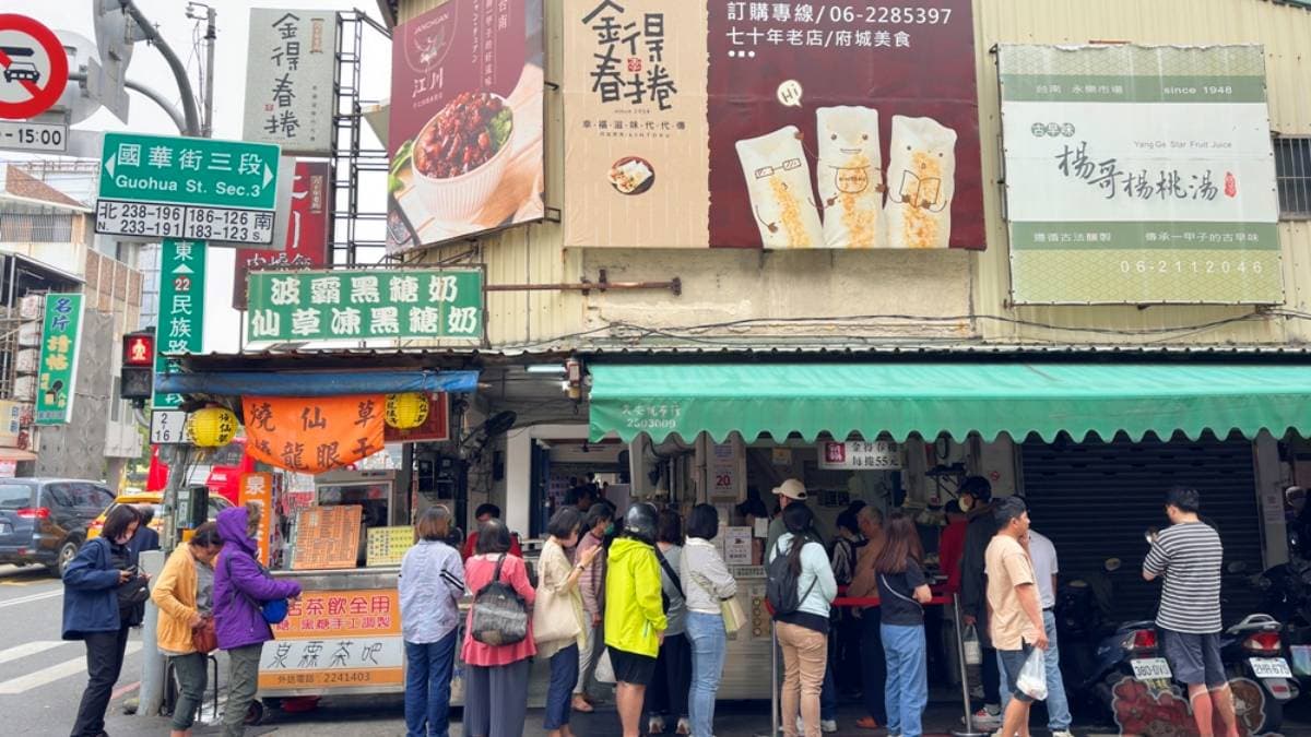 春捲裡包著大量蔬菜及肉，大口咬下多層次口感讓人魂牽夢縈。（圖片來源：熱血玩台南。跳躍新世界）