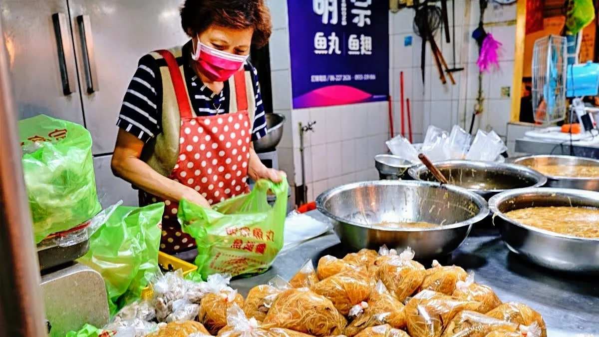 明宗魚丸除了魚丸外也有各種熟食，其中一大賣點是熱騰騰的麵線羹。（圖片來源：機票獵人蓋瑞哥）