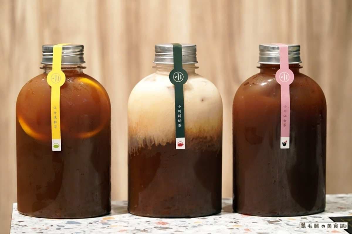 店內販售小川鮮奶茶、仙女凍齡茶等多款飲品。（圖片來源：龜毛麗的美食誌）