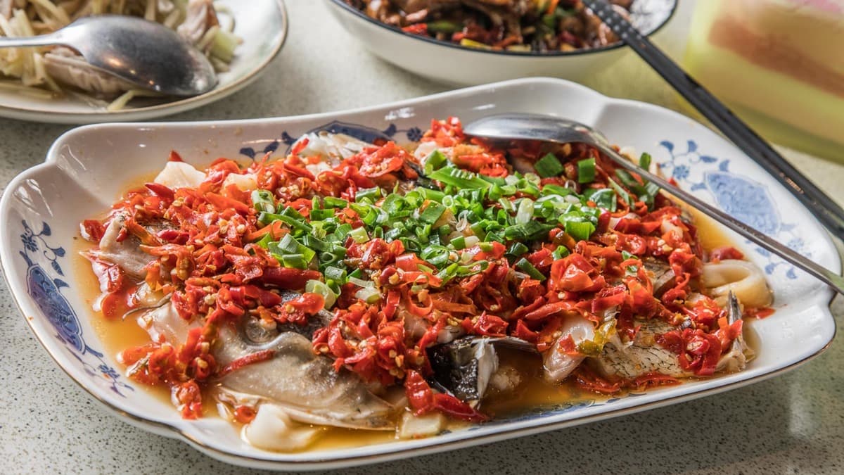 剁椒魚頭使用肉多的鰱魚頭，剁椒也是自家做的泡椒。（圖片來源：大手牽小手。玩樂趣）