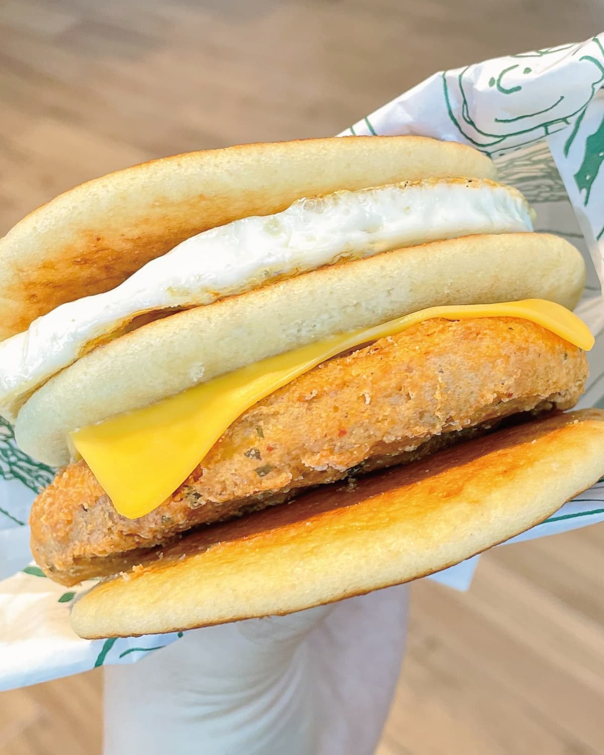 麥味登買一送一限量搶！全新「椒麻雞鬆餅堡」香麻唰嘴，加碼免費送椒麻雞塊