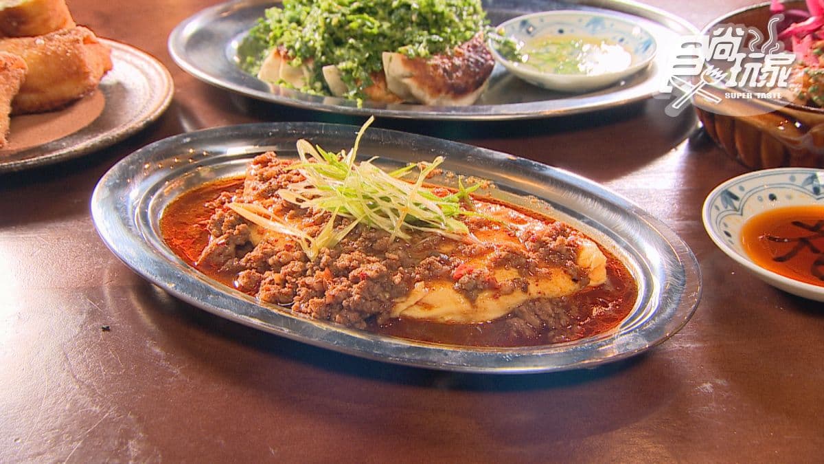 「麻婆肉醬歐姆蛋」碎肉吸滿醬汁的香氣，非常下飯。