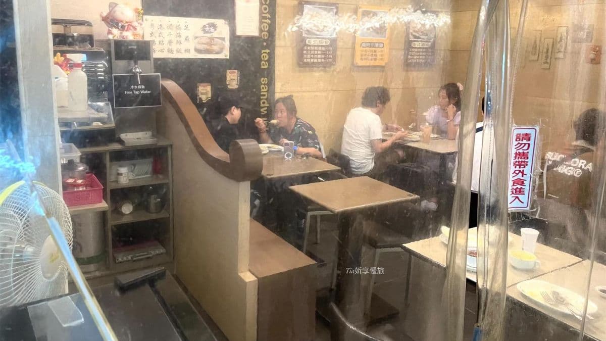 長廊粵式腸粉店內空間不大，若人潮多可能需併桌。（圖片來源：Tia妡享慢旅）