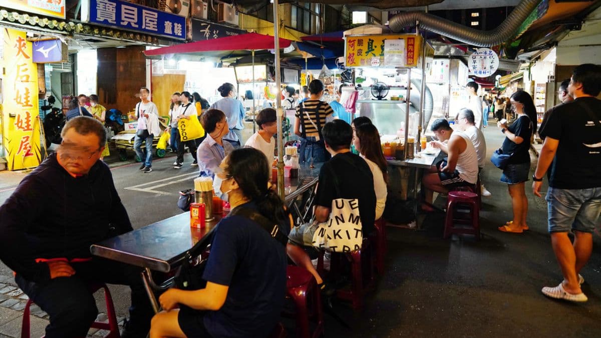 除了攤位前面的座位，旁邊還擺了兩桌，約可以坐8~10人。（圖片來源：海綿飽飽的鳳梨城堡）