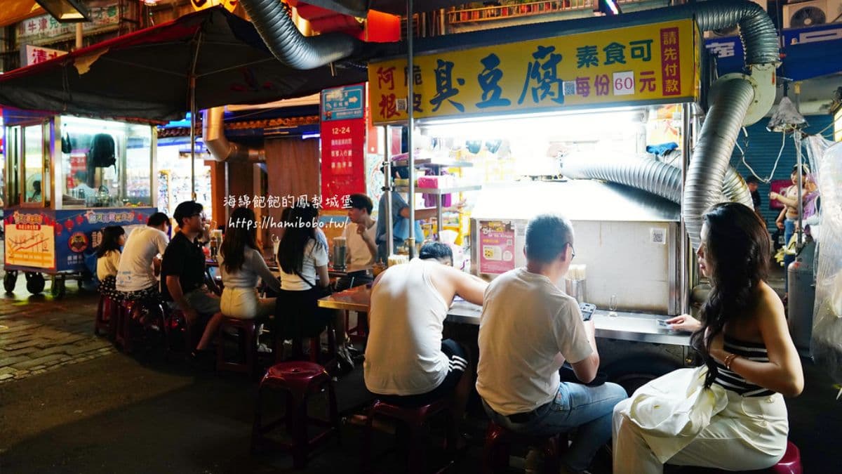 阿根脆皮臭豆腐位於饒河夜市靠近塔悠路牌坊。（圖片來源：海綿飽飽的鳳梨城堡）