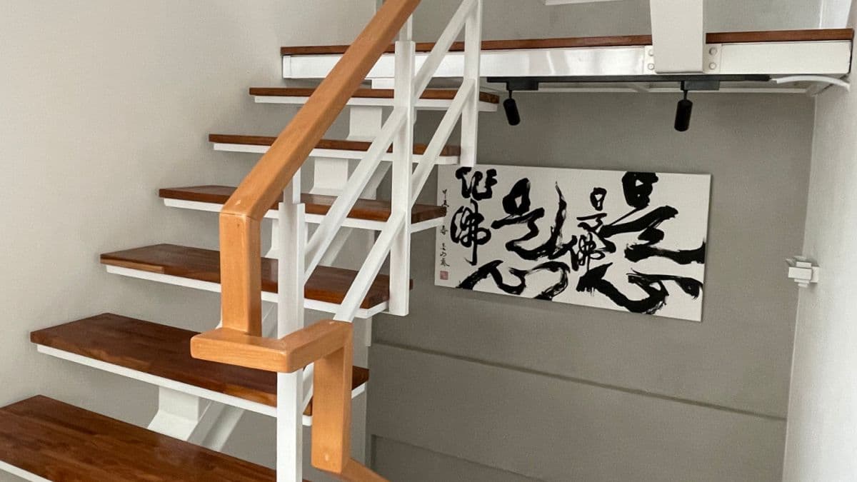 透天民宿，木質梯間寬敞舒適。（圖片來源：無生居）