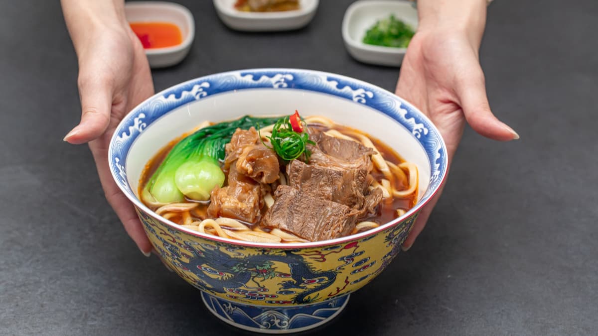 必點2024台北牛肉麵節得獎品項「御廚牛雙寶麵」。（圖片來源：Lucky M）