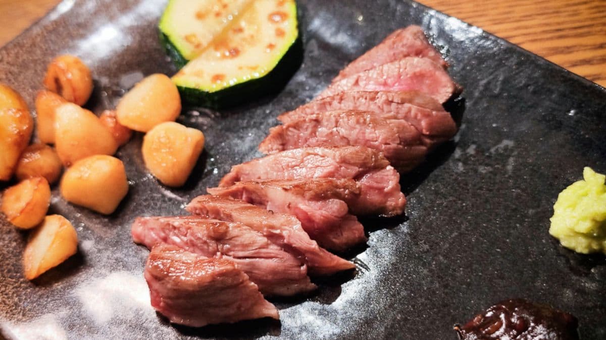 黑毛和牛煎炙後油香四溢，實際菜色依餐廳提供為主。（圖片來源：葉影瓶像）