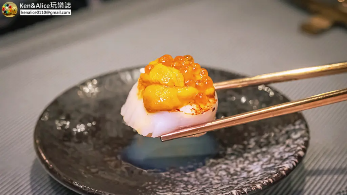 來自北海道的生食級干貝搭配日本海膽，實際菜色依餐廳提供為主。（圖片來源：Ken&Alice玩樂誌）