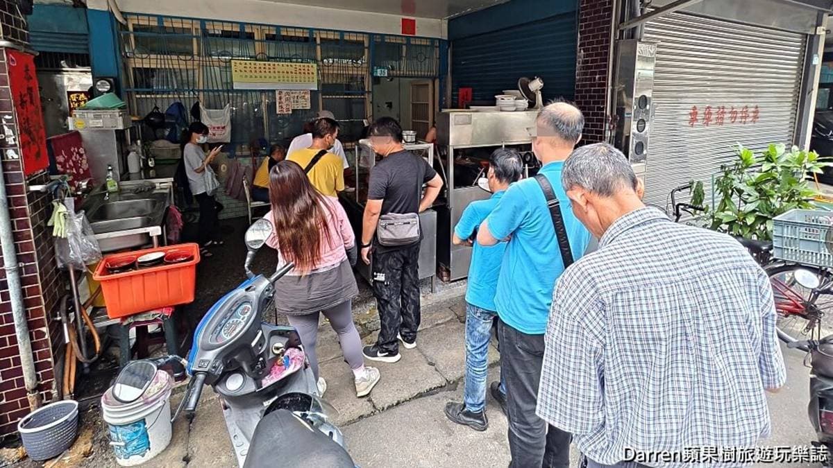 小小店面沒有招牌，是在地人才知道的銅版美食。（圖片來源：Darren蘋果樹旅遊玩樂誌）