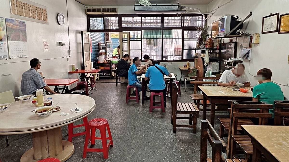 店內環境是很純樸的小吃店，客群都是在地人為主。（圖片來源：Darren蘋果樹旅遊玩樂誌）
