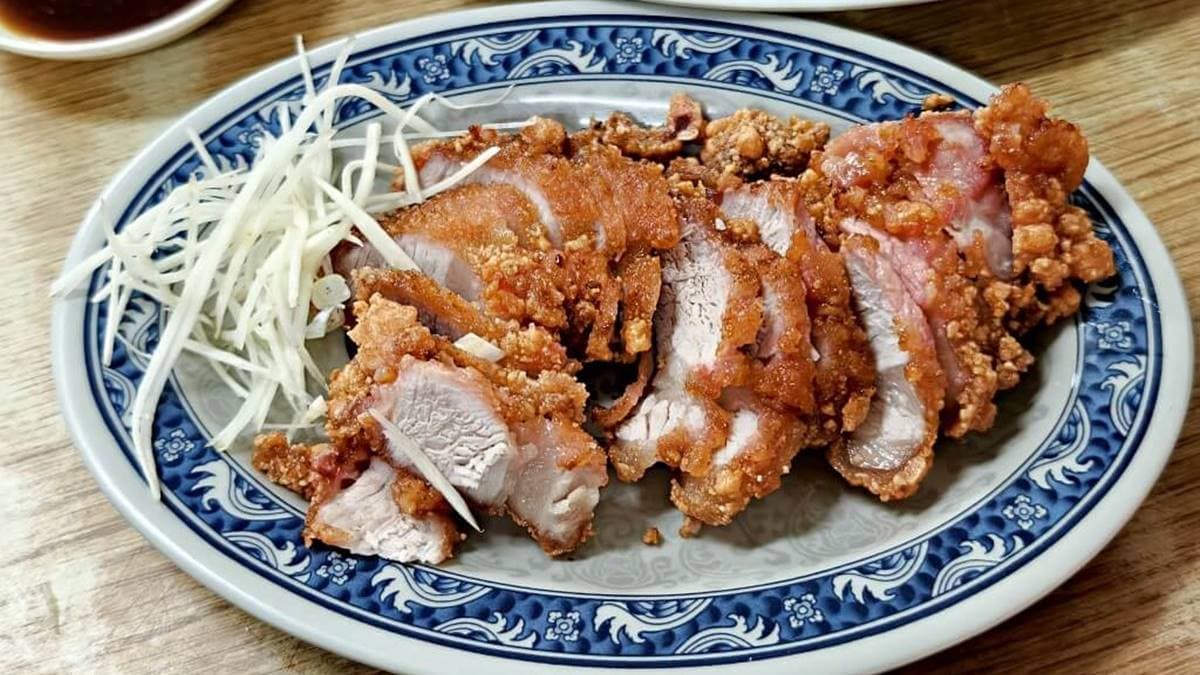 滷肉飯實際比較像肉燥飯，醬汁帶有一點甜甜的古早味。（圖片來源：Darren蘋果樹旅遊玩樂誌）