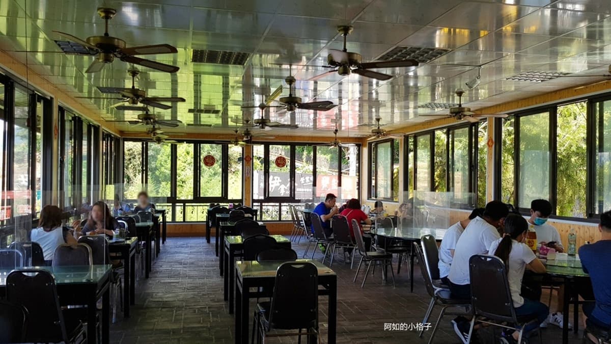 室內用餐空間四周都是窗戶，採光很明亮。（圖片來源：阿如的小格子）