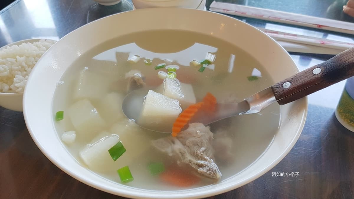 主廚時湯蘿蔔排骨湯，清清爽爽不油膩。（圖片來源：阿如的小格子）