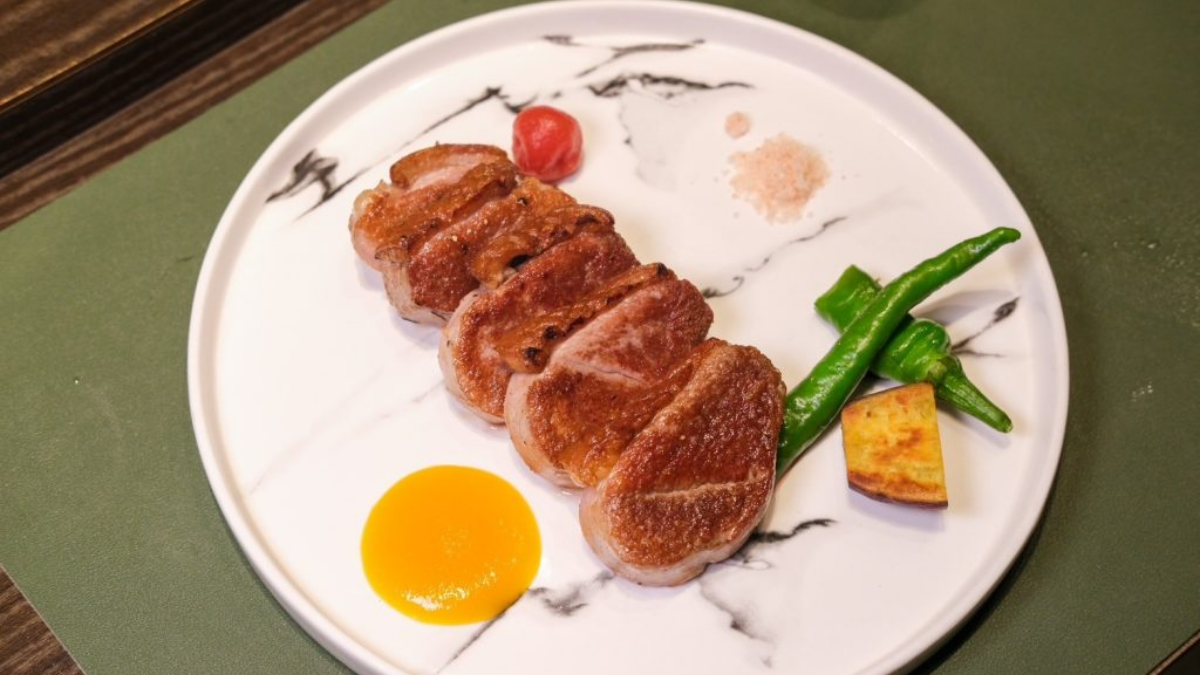 台灣宜蘭櫻桃鴨胸，外皮煎到酥香焦脆，裏頭的肉質更是軟嫩多汁。（圖片來源：肉依小姐吃什麼）