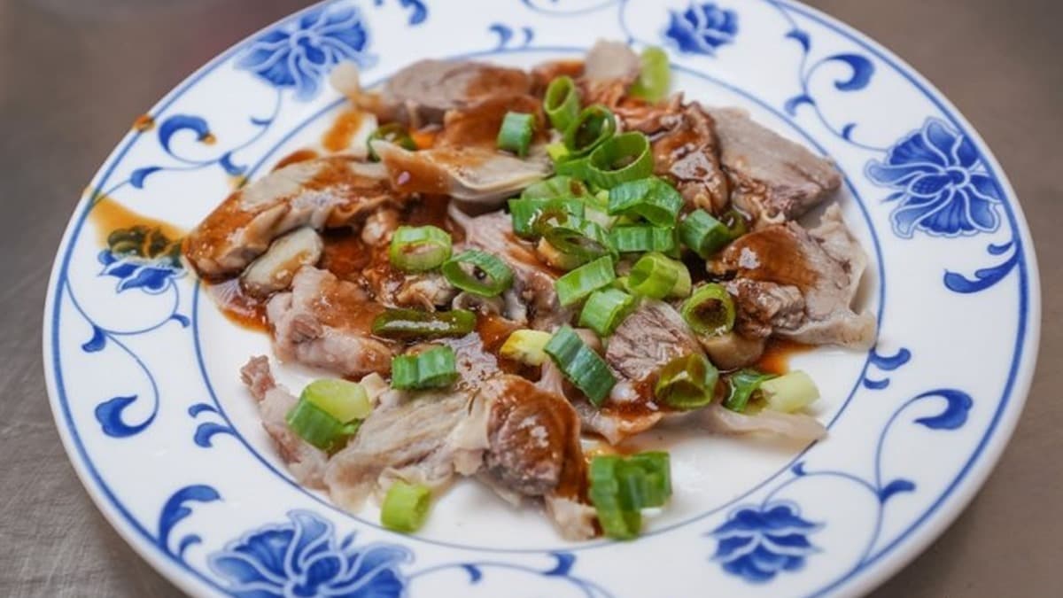 隔間肉就是「肝連肉」，簡單用醬油、蔥花調味。（圖片來源：剎有其食）