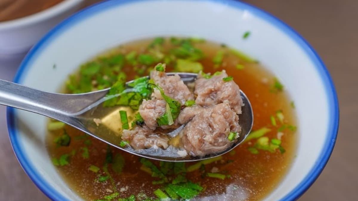 「肉羹」是赤肉羹口感紮實，微濃稠、微酸的湯挺好喝。（圖片來源：剎有其食）