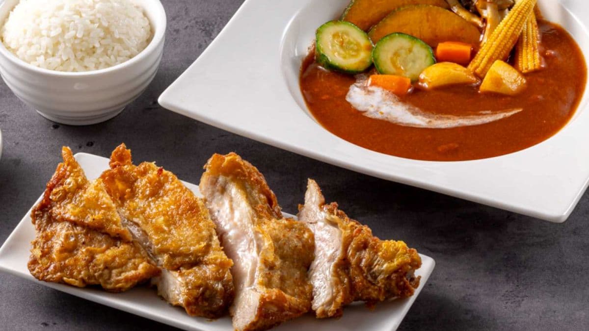  去骨雞腿排泰式紅綠咖哩飯，實際菜色依店家提供為主。（圖片來源：雙醬咖哩）