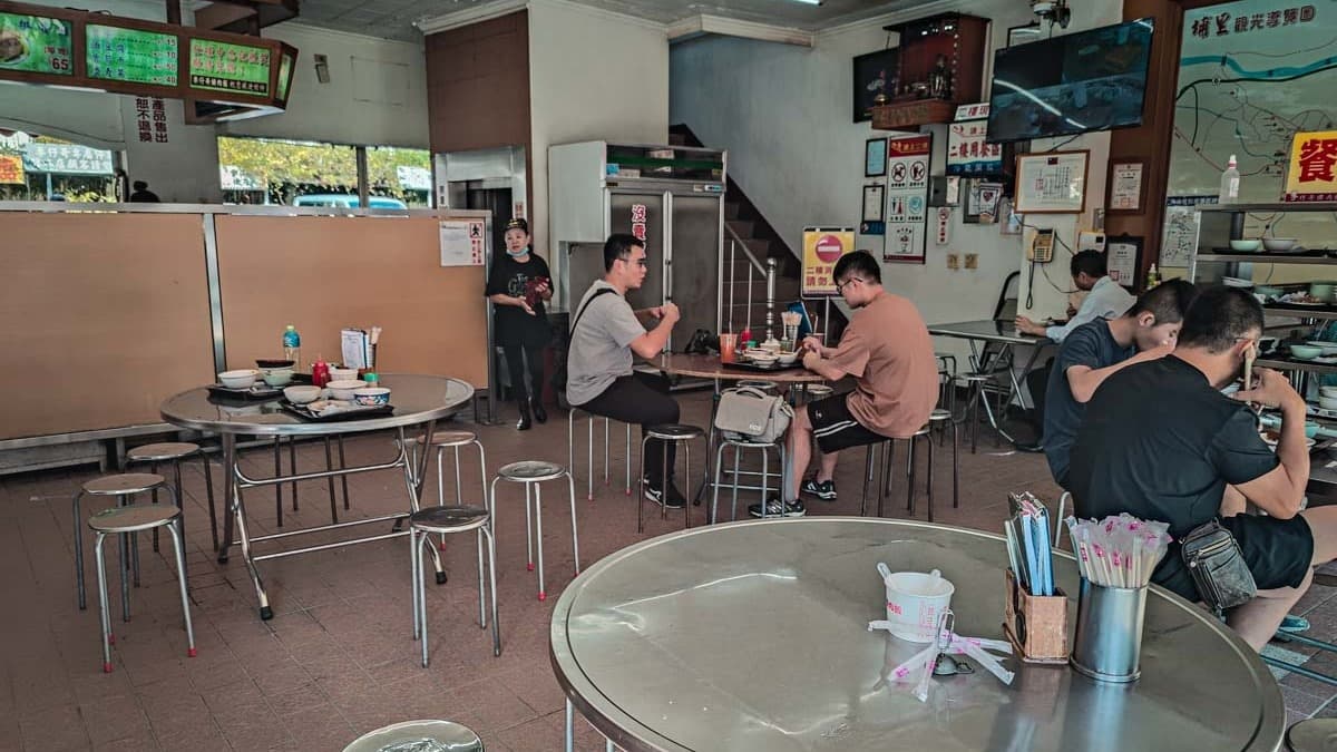 一樓座位區，座位不少。（圖片來源：鯊魚大口咬）