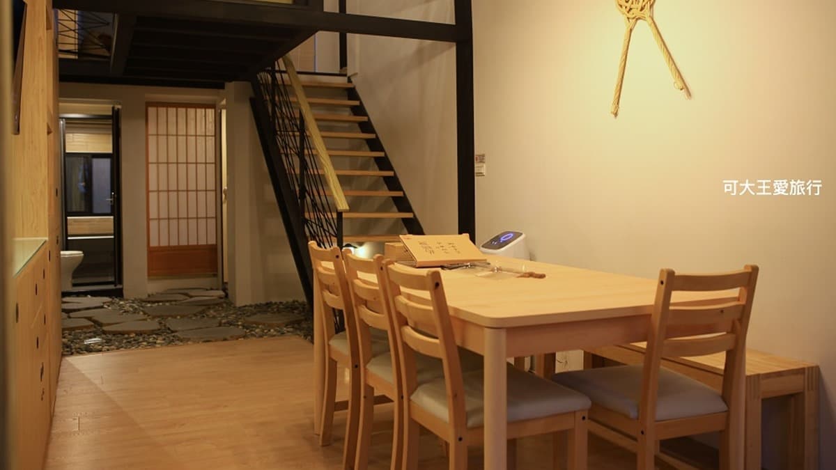 一進門的空間規劃客廳、餐廳。（圖片來源：可大王愛旅行）