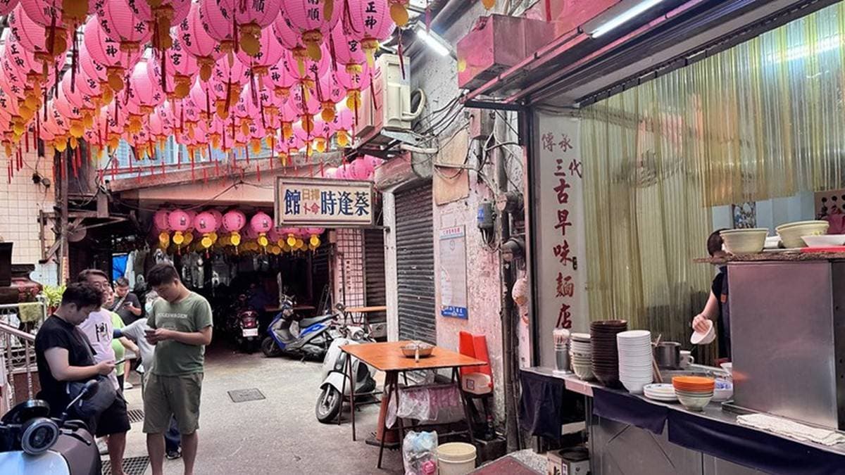 店面隱身在仁愛市場的巷弄裡，斜對面是土地公廟。（圖片來源：小虎食夢網）