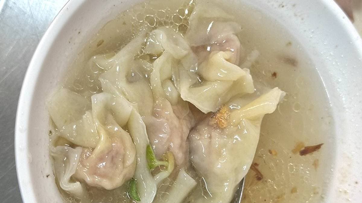 餛飩個頭偏大，內餡也很飽滿，湯頭散發油蔥香氣。（圖片來源：小虎食夢網）