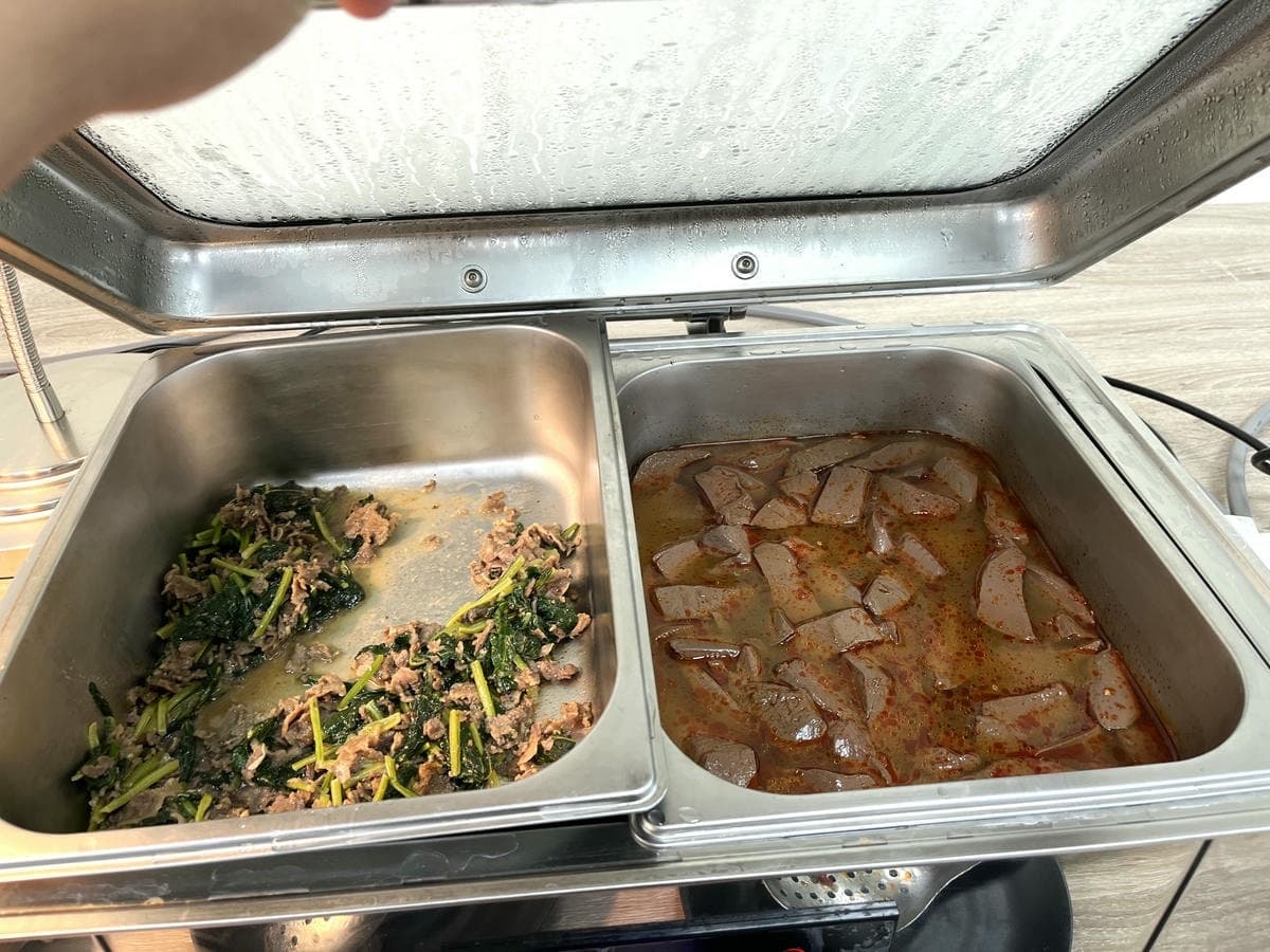 高雄也有羊肉爐吃到飽！爽嗑羊大骨、羊肉無限夾，還有熟食、飲料甜點自助吧