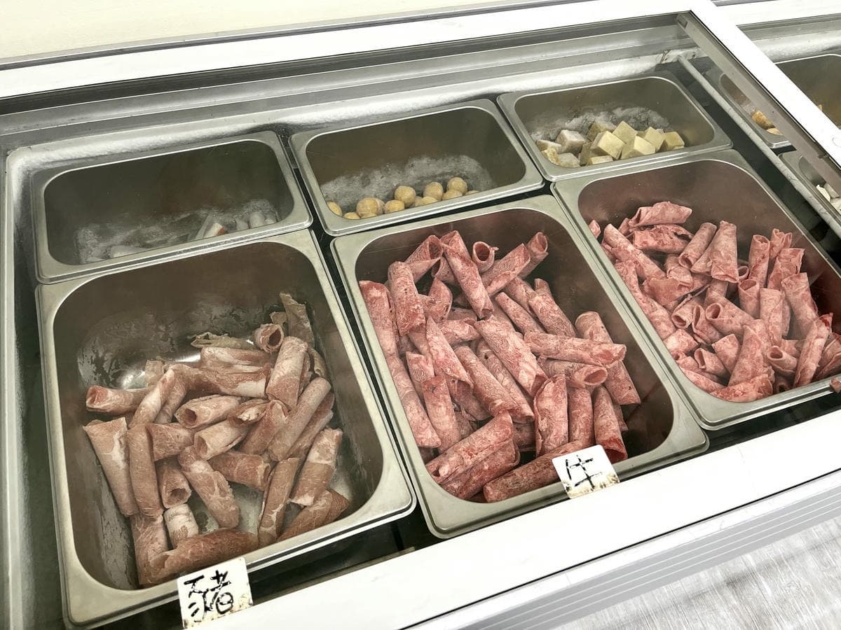 高雄也有羊肉爐吃到飽！爽嗑羊大骨、羊肉無限夾，還有熟食、飲料甜點自助吧