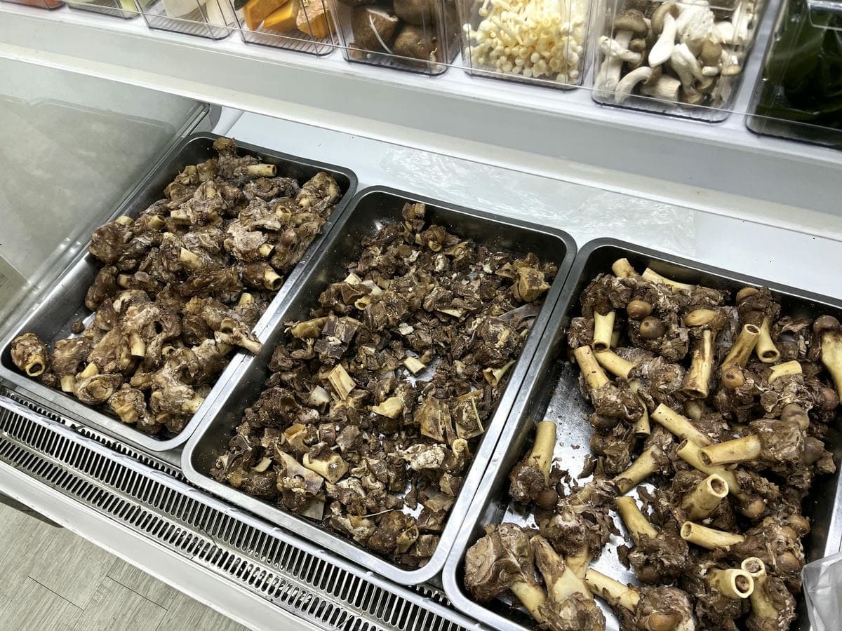 高雄也有羊肉爐吃到飽！爽嗑羊大骨、羊肉無限夾，還有熟食、飲料甜點自助吧