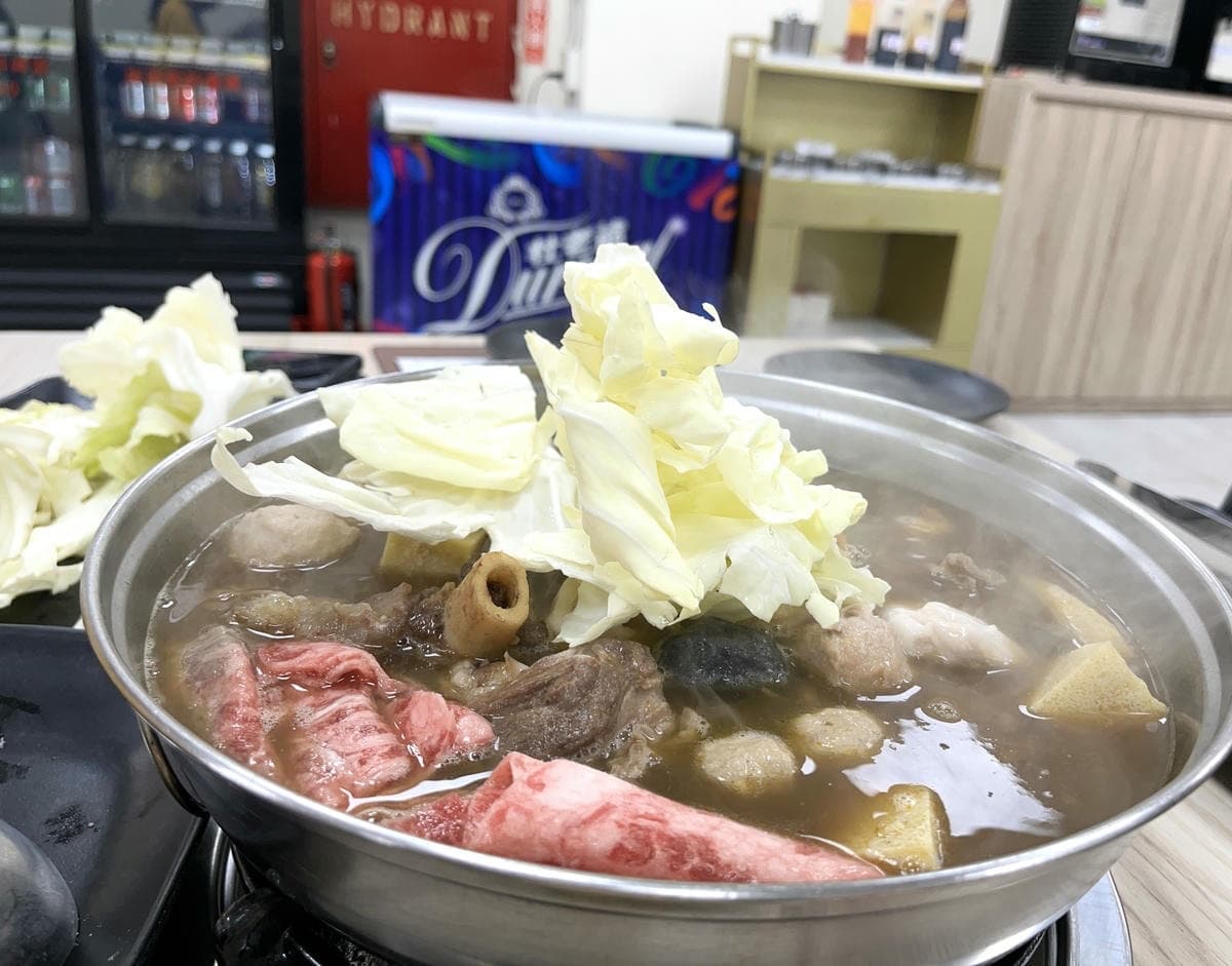 高雄也有羊肉爐吃到飽！爽嗑羊大骨、羊肉無限夾，還有熟食、飲料甜點自助吧