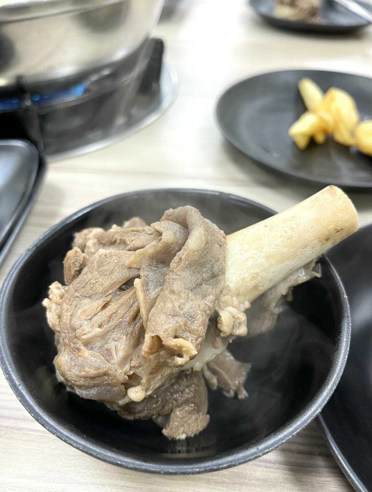 高雄也有羊肉爐吃到飽！爽嗑羊大骨、羊肉無限夾，還有熟食、飲料甜點自助吧