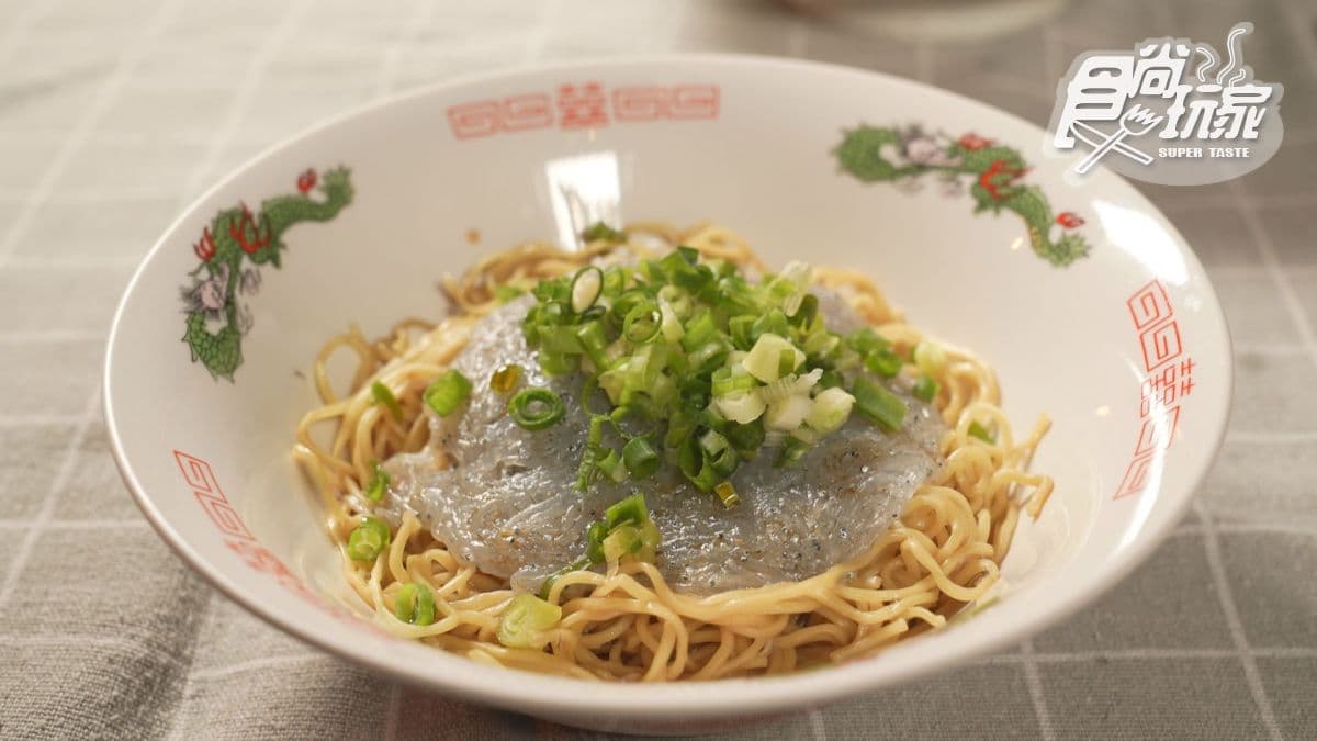 「吻仔魚拌麵」吃得到吻仔魚本身的鹹度，非常過癮。