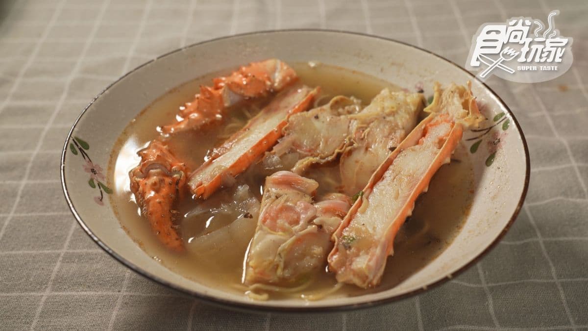 「帝王蟹拉麵」湯頭清爽，有麻油的香味。