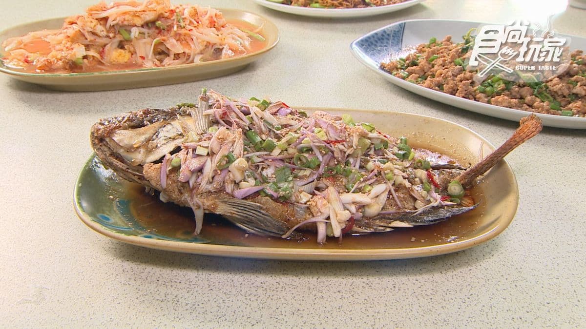 「酥脆瀑布魚」入口可以嘗到酸辣的醬汁，讓人忍不住一口接著一口。