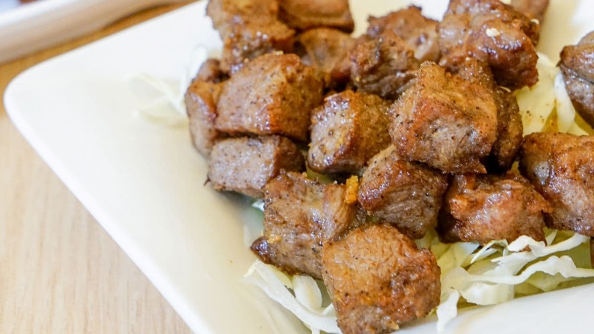 烤物類的餐點都很推薦，尤其烤骰子牛軟嫩多汁。（圖片來源：美食旅遊生活分享。欣晴）